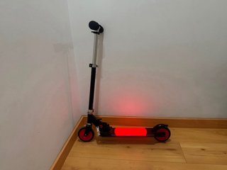 Patinete infantil negro y rojo con luz