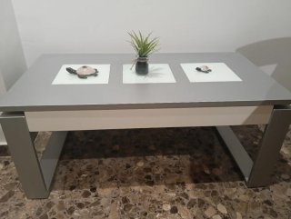 Mesa de centro plateada y blanca