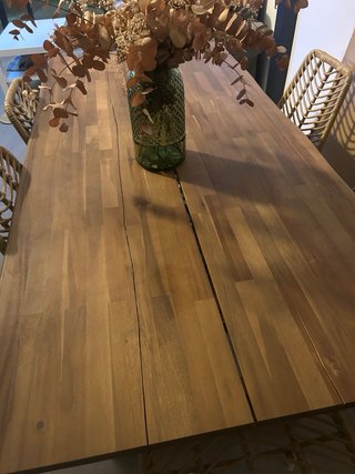 Mesa de comedor de madera 180x60, tiene una raja