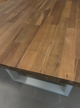 Mesa de comedor de madera 180x60, tiene una raja
