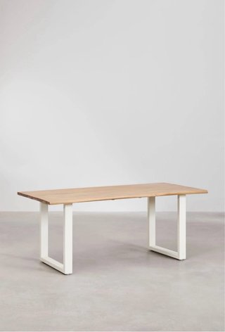 Mesa de comedor de madera 180x60, tiene una raja