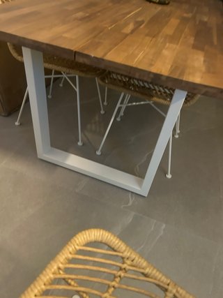 Mesa de comedor de madera 180x60, tiene una raja