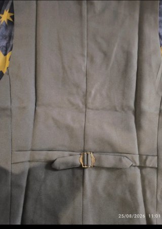 Traje azul con corbata dorada