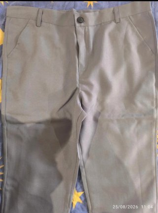 Traje azul con corbata dorada