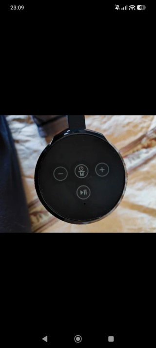 Coluna de som preta com detalhe laranja