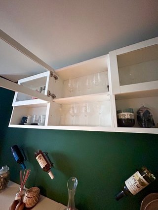 Vitrina IKEA BILLY+BESTÅ con puertas de cristal
