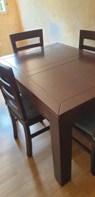 Aparador con mesa extensible y 4 sillas made.maziz