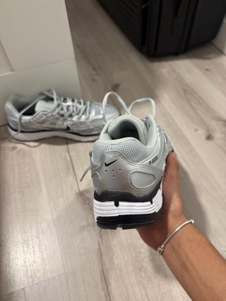 Zapatillas Nike plateadas y blancas