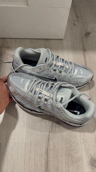 Zapatillas Nike plateadas y blancas