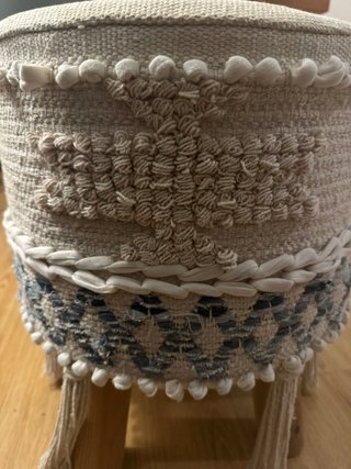 Taburete bajo tela beige y azul