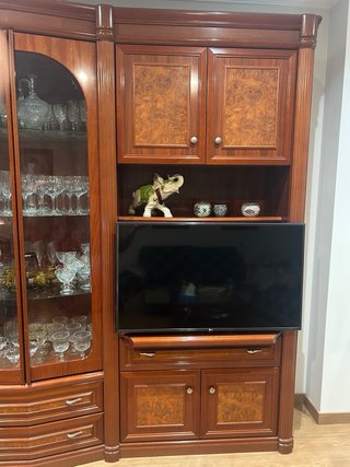 Mueble de salón de madera y cristal