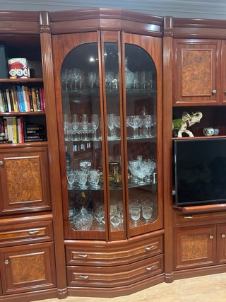 Mueble de salón de madera y cristal