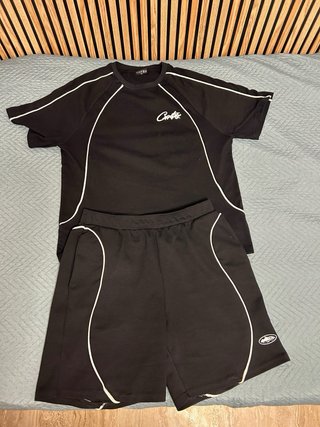 Camiseta negra con ribetes blancos