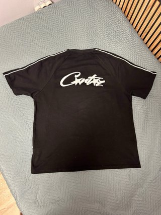 Camiseta negra con ribetes blancos