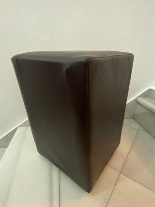 Puff cubo polipiel en marrón chocolate