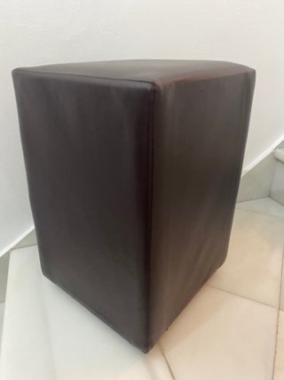 Puff cubo polipiel en marrón chocolate