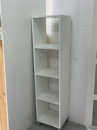 Estantería de cubos blanca y plateada