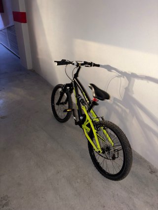 Bicicleta infantil negra y verde