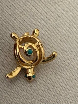 Charm tortuga dorada con turquesas