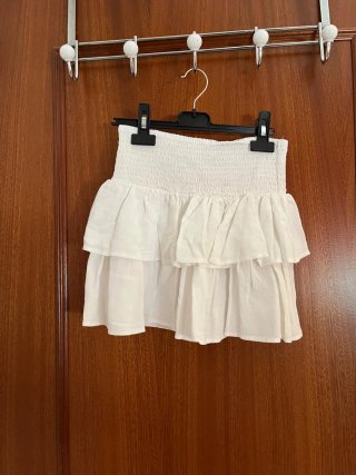 Falda blanca volantes