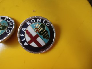 2 Escudos Alfa Romeo Clásicos