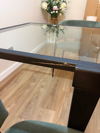 Mesa de comedor de cristal extensible.