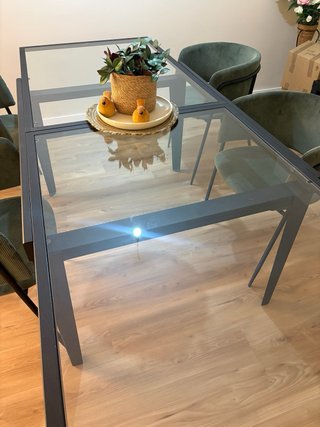 Mesa de comedor de cristal extensible.