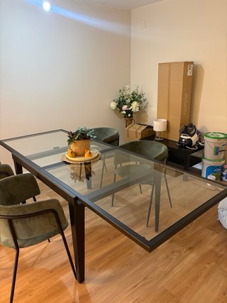 Mesa de comedor de cristal extensible.