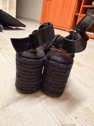 Tacones negros con detalles dorados