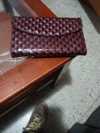 Monedero morado y negro con diseño geométrico