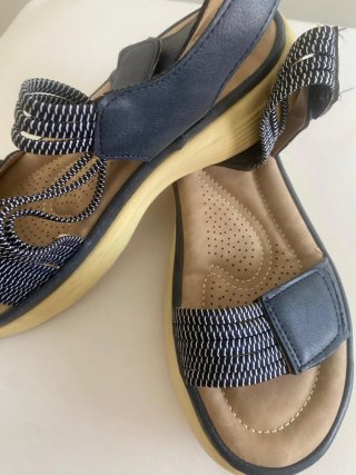 Sandalias cómodas nuevas