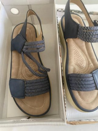 Sandalias cómodas nuevas