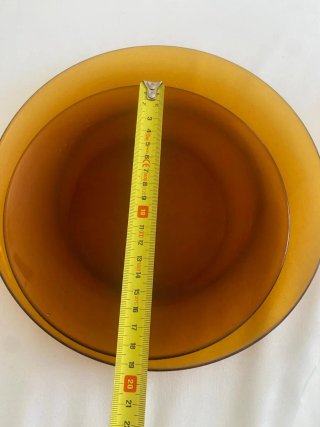 Platos de cristal antiguos marrones y transparente