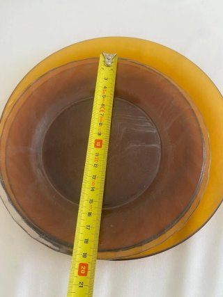 Platos de cristal antiguos marrones y transparente