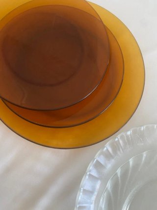 Platos de cristal antiguos marrones y transparente