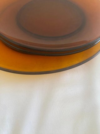 Platos de cristal antiguos marrones y transparente
