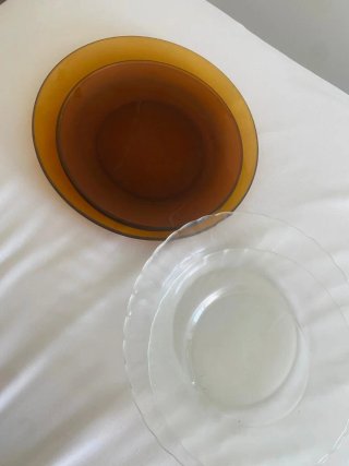 Platos de cristal antiguos marrones y transparente