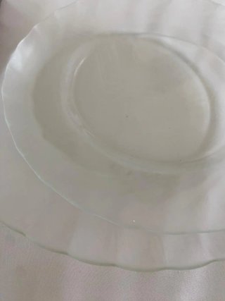 Platos de cristal antiguos marrones y transparente
