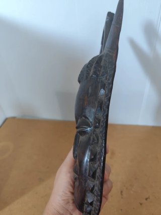 Máscara africana de madera maciza tallada