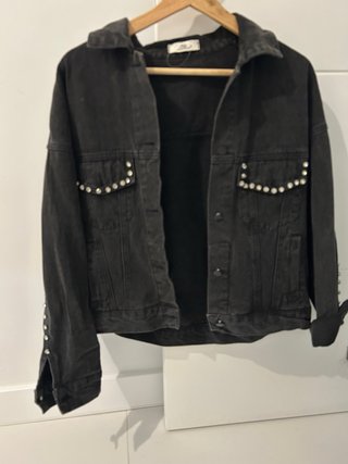 Cazadora vaquera negra con tachuelas