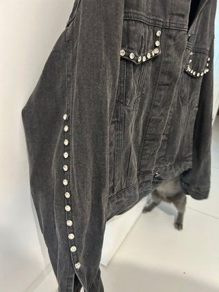 Cazadora vaquera negra con tachuelas
