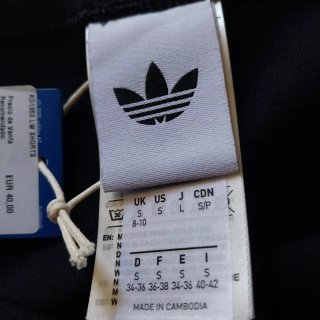 Shorts Adidas con rayas laterales