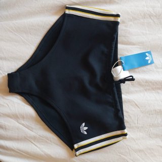 Shorts Adidas con rayas laterales