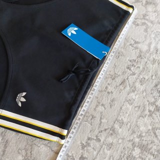 Shorts Adidas con rayas laterales