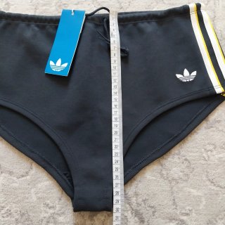 Shorts Adidas con rayas laterales