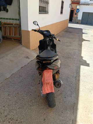 Yamaha Jog RR Negra y Dorada