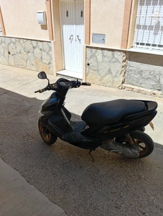 Yamaha Jog RR Negra y Dorada