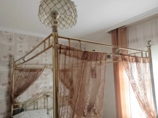 Cama doble con dosel metálico