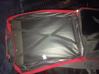 Maleta de viaje negra con detalles rojos