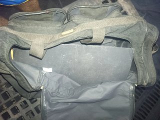 Maleta de viaje negra con detalles rojos